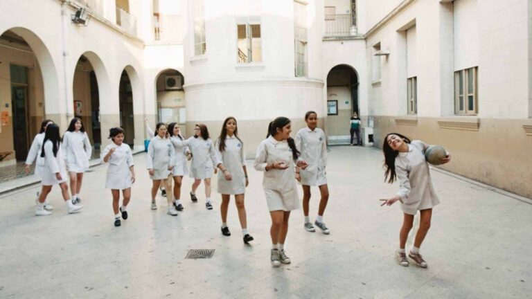 Cuánto salen los guardapolvos escolares para la vuelta a clases 2026: precios y modelos