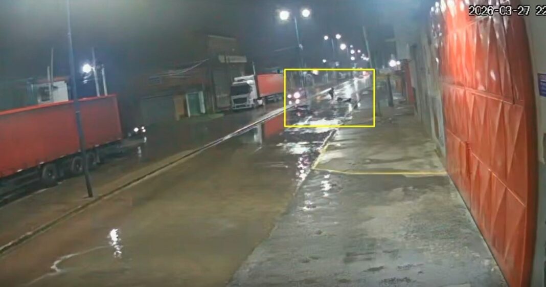 Ilustración genérica de una motocicleta y elementos de seguridad en una calle urbana.