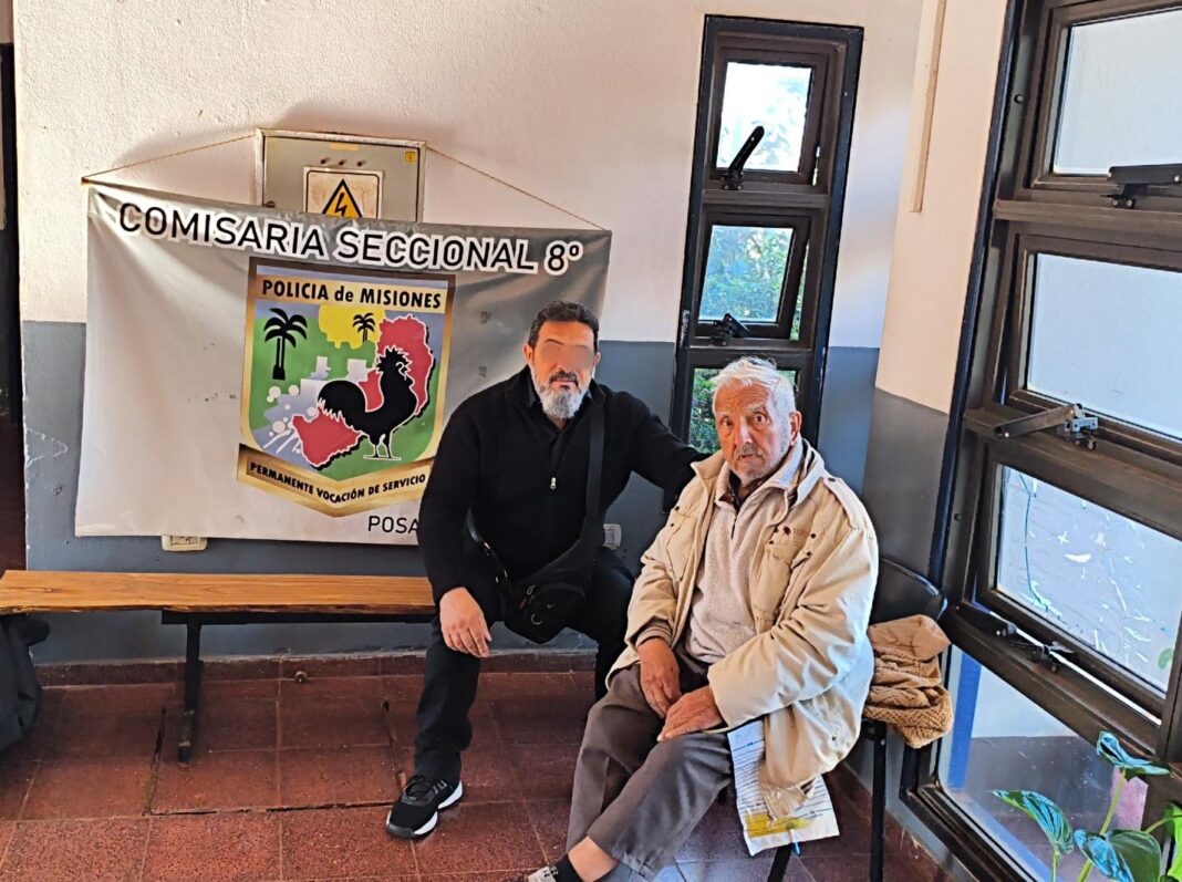 Anciano acompañado por su familia en Posadas