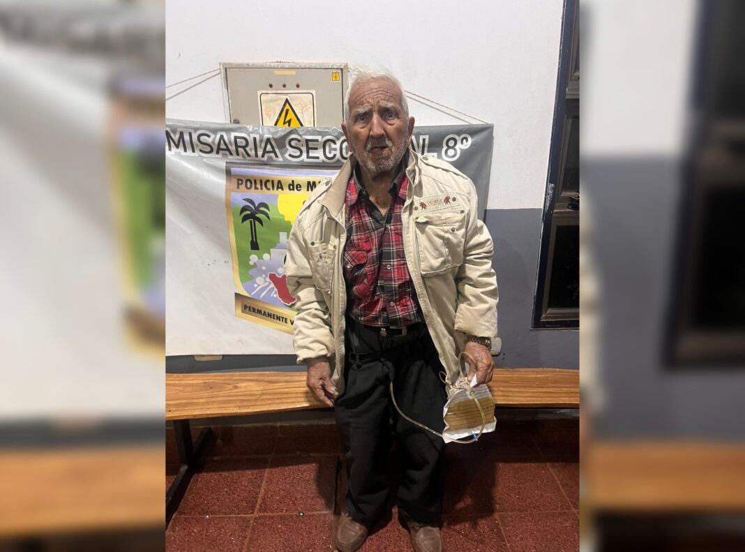 Adulto mayor desorientado en rotonda de Posadas