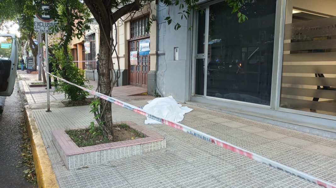 Vereda en calle Belgrano al 1600, Posadas, donde ocurrió la descompensación