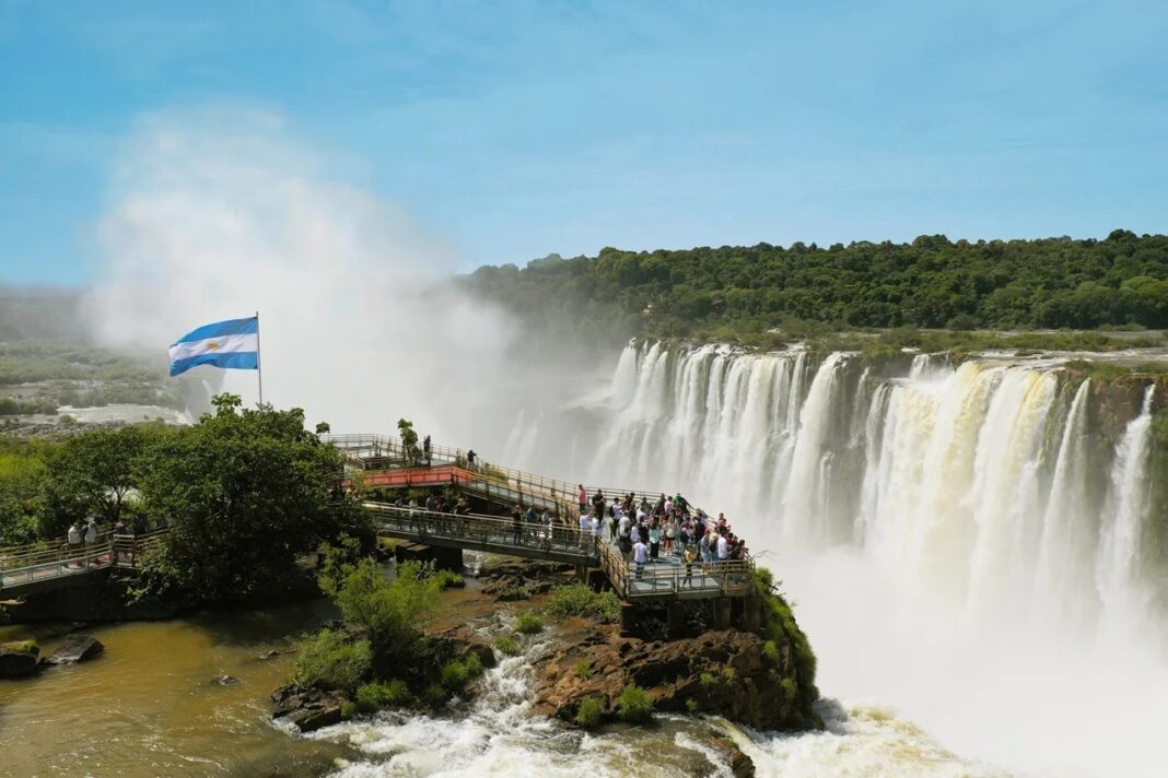 Vista de las Cataratas del Iguazú desde un sendero