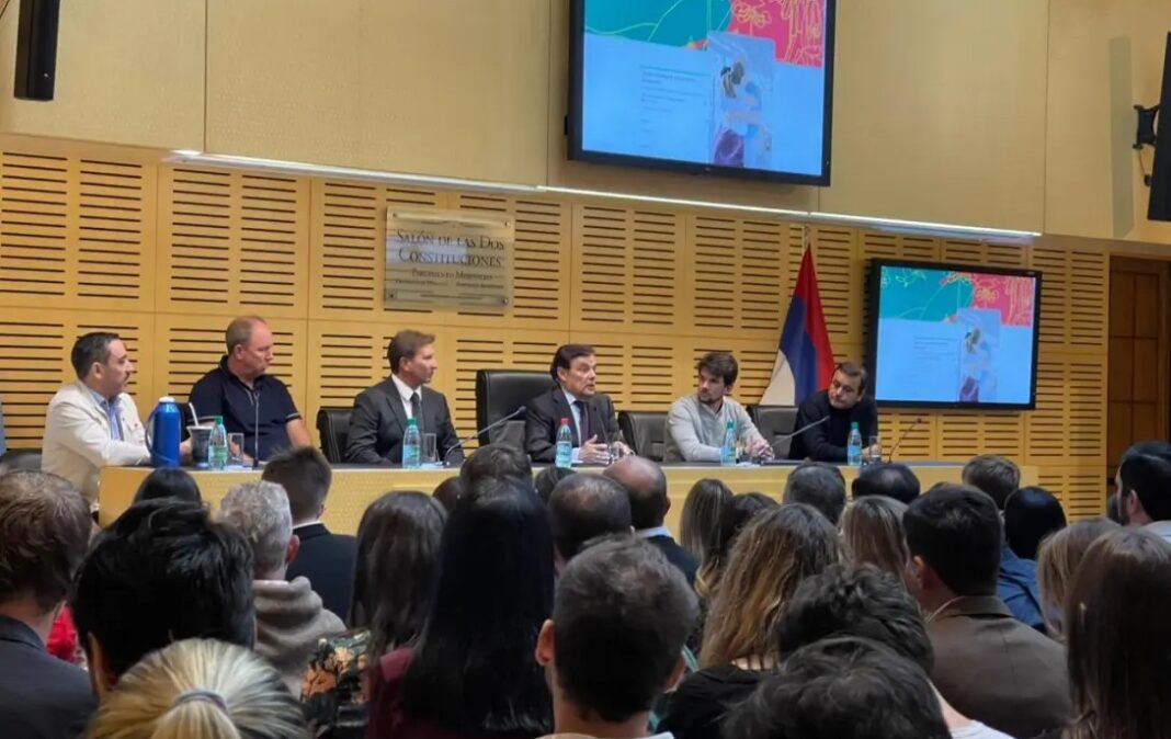Carlos Rovira en la Legislatura de Misiones anunciando reforma electoral