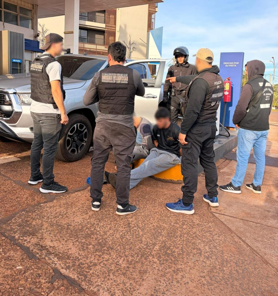Efectivos policiales con droga secuestrada durante operativo en Misiones