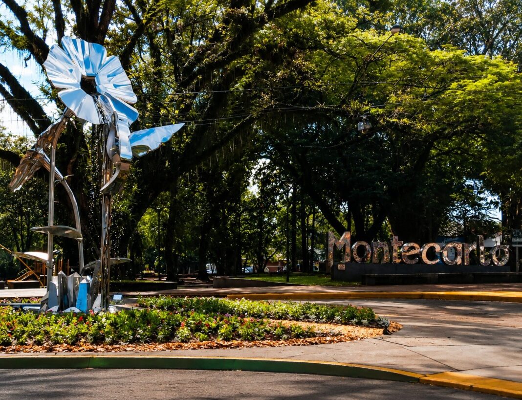 Reunión de intendentes y funcionarios en mesa de trabajo en Montecarlo