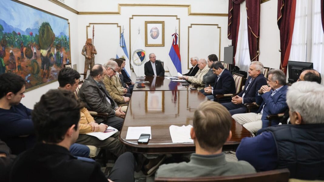Reunión del gobernador Hugo Passalacqua con la comisión directiva de la CEM en Casa de Gobierno
