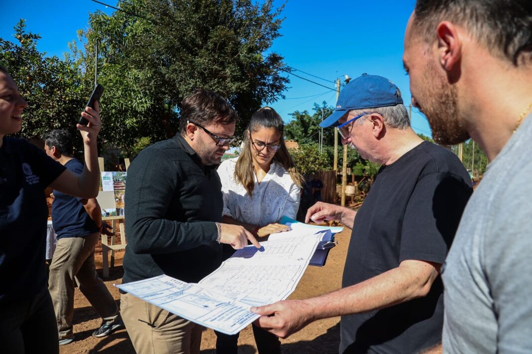 Gobernador Hugo Passalacqua supervisando obras en Oberá