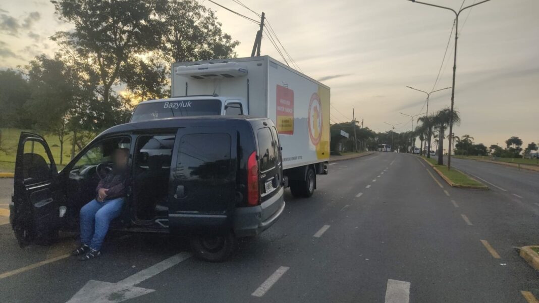 Choque entre camión y Kangoo en avenida Ulises López, Posadas